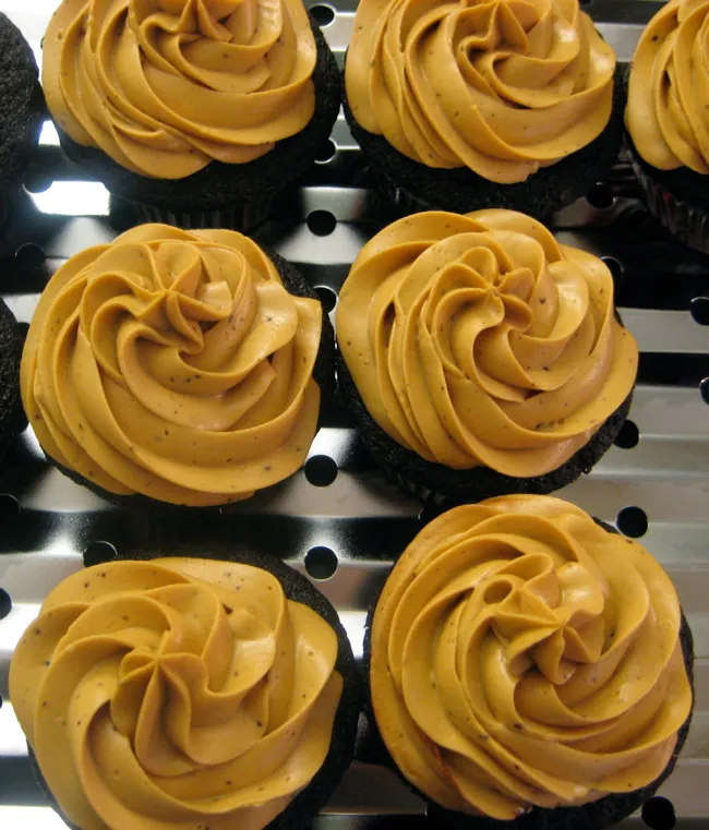 chocolate stout cupcakes with cinnamon dulce de leche cream cheese frosting