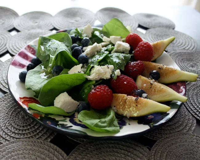 fig, berry, and spinach salad with poppy seed dressing