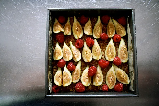 figs and raspberries on an oatmeal streusel crust